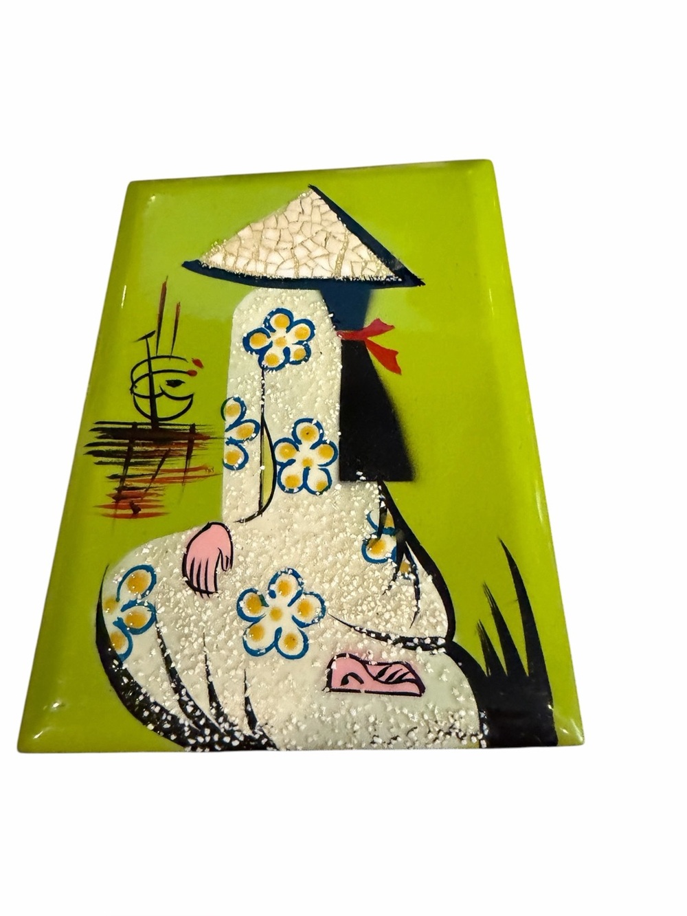Vietnamese eggshell lacquer trinket box